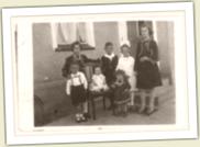 (8/14): 1 komunia �w. Jochana i Hildegerdy Wittek w towarzystwie pozosta�ego rodze�stwa- wiosna 1941r.
