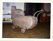 (3/23): W takim w�zku dawniej wo�ono malutkie dzieci. Jak wida� w�zki robione by�y z wikliny.