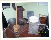 (6/17): Sprz�ty gospodarstwa domowego. maselniczka do robienia mas�a, tara do prania.  W k�cie stoi piec zwany 